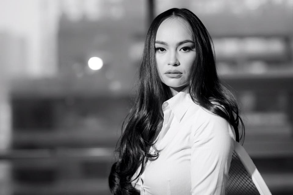 Б.Цэцэг олон хүний дургүйг хүргэж онигоо болов